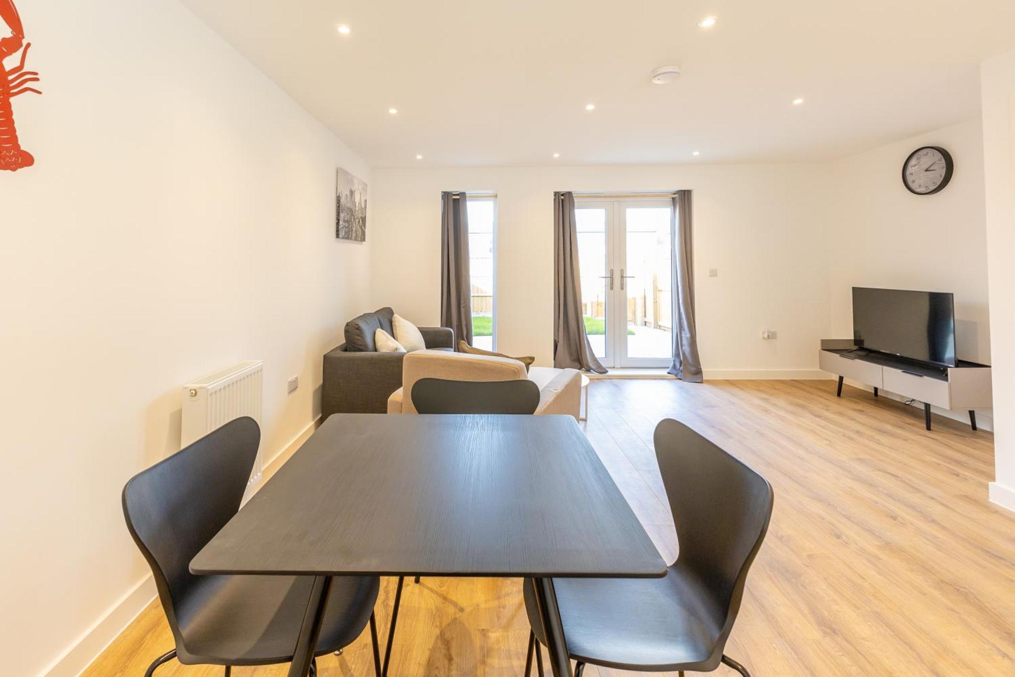 A Mordern Semi-detached House With 3 Bedroom Manchester